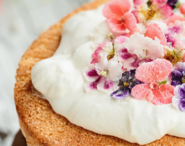 Torta fredda al geranio rosa e mandorle