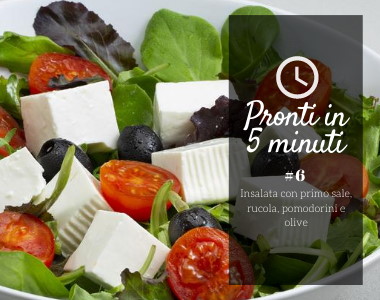 Insalata primo sale, rucola, pomodorini e olive.